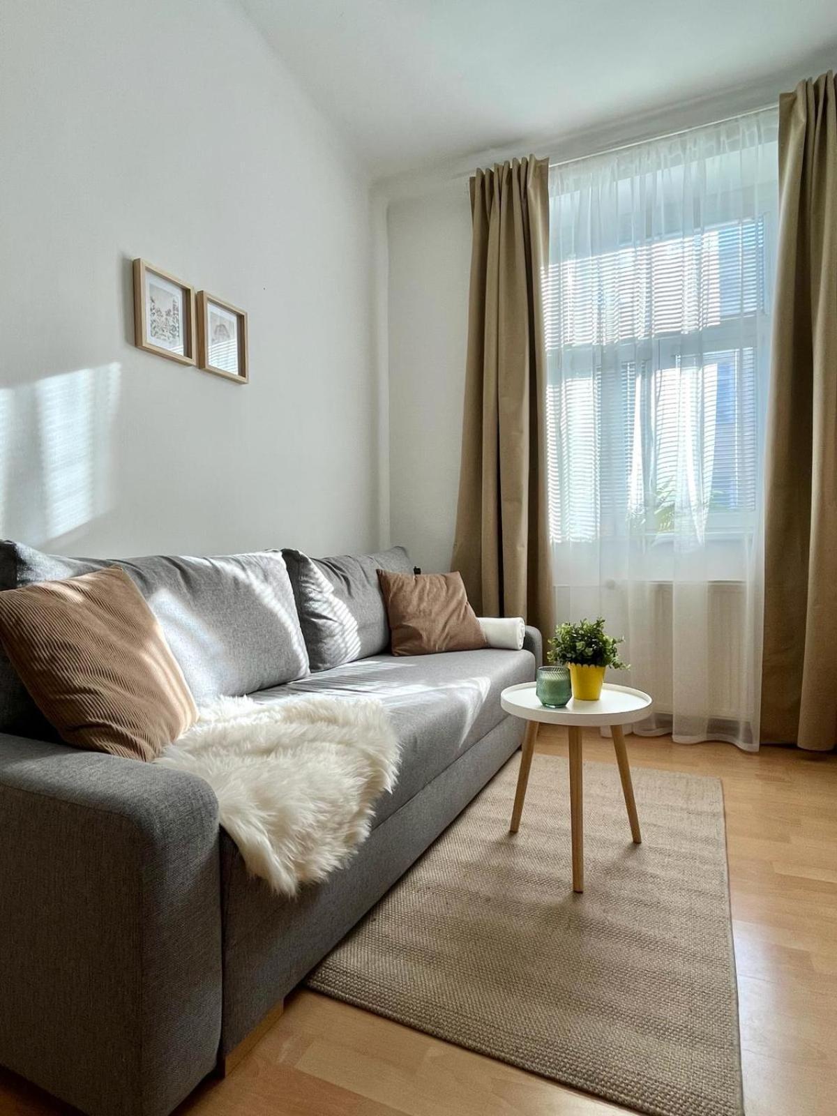 Apartment Caroline - Old Town, Ac Братислава Экстерьер фото